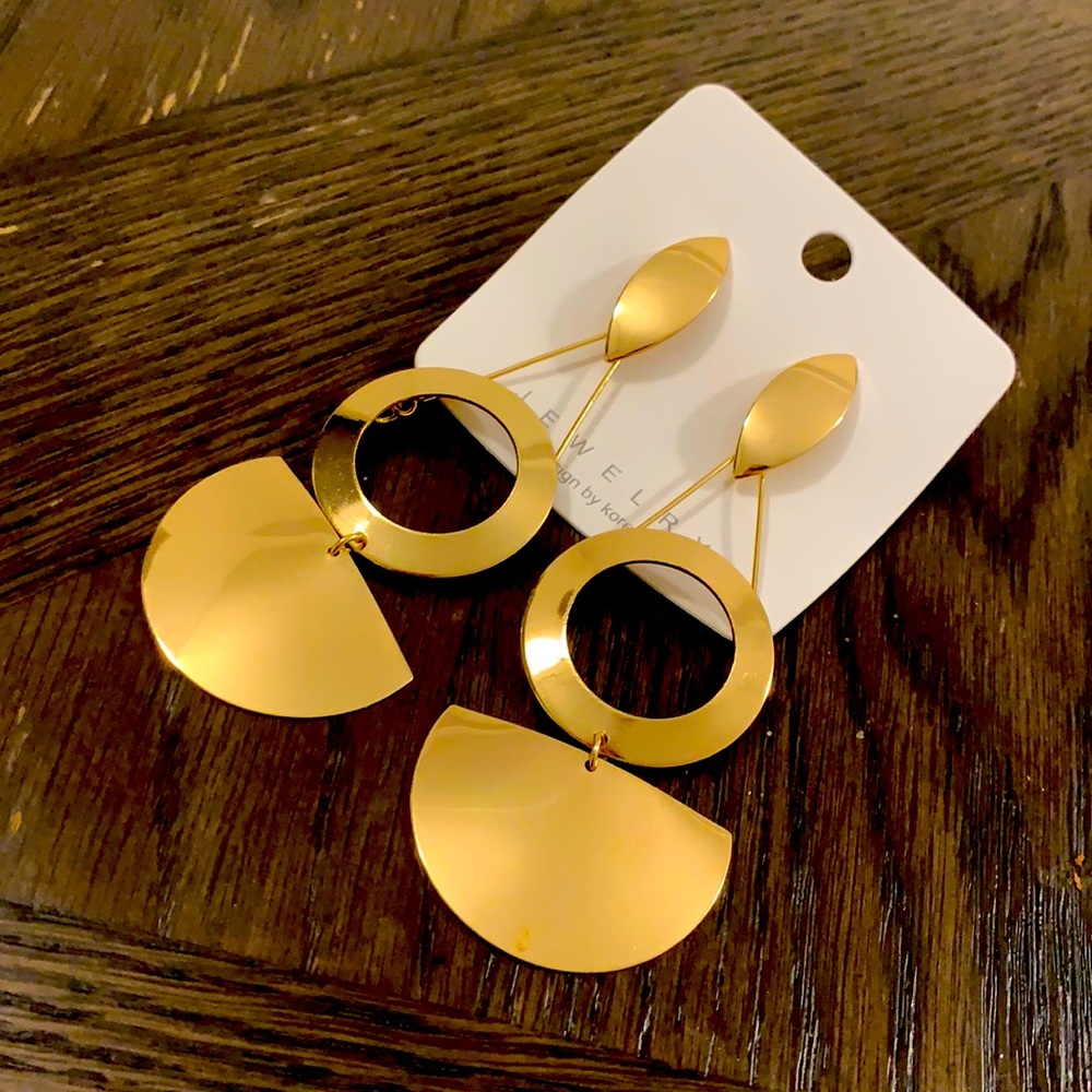 ✨ Beautiful gold lightweight earrings✨